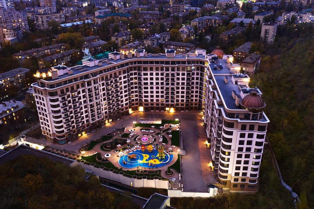 территория комплекса огорожена